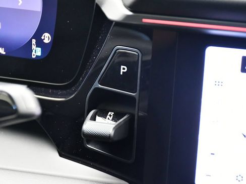 Certified 2025 Porsche Macan 4S Electric AWD/4WD image 33