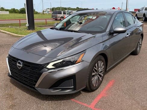 Used 2023 Nissan Altima 2.5 SV FWD image 1