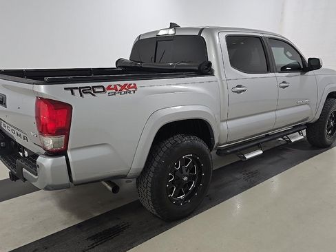 Used 2017 Toyota Tacoma TRD Sport w/ Premium & Technology Package AWD/4WD image 5