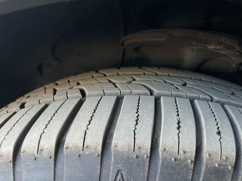 Used 2012 Hyundai Veracruz Limited w/ Entertainment Pkg image 12