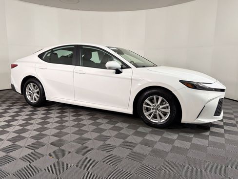 Used 2025 Toyota Camry LE image 5