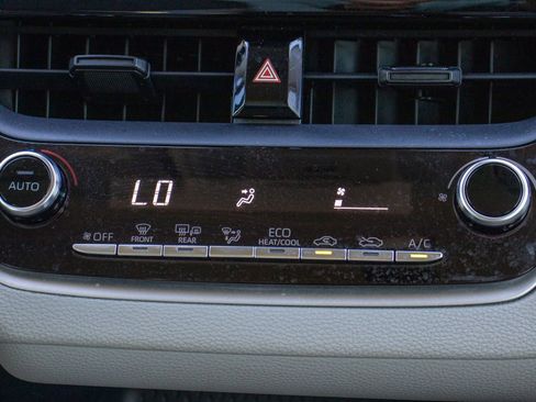 Used 2020 Toyota Corolla LE image 21