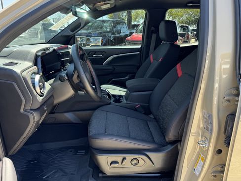 Used 2024 Chevrolet Colorado Z71 w/ Z71 Convenience Package 2 image 17