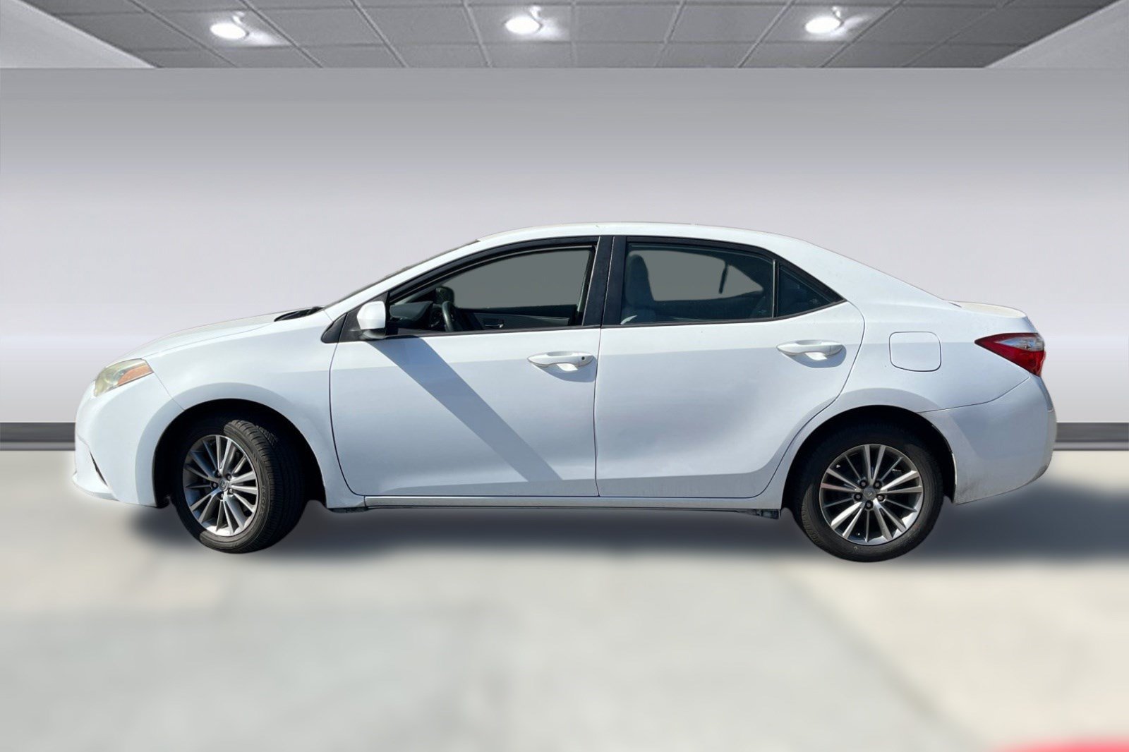 Used 2015 Toyota Corolla LE FWD image 2