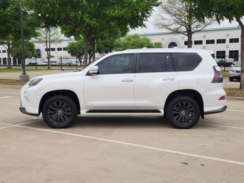 Used 2023 Lexus GX 460 Luxury w/ Sport Design Package image 3