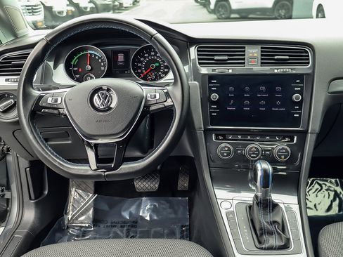 Used 2017 Volkswagen e-Golf SE w/ DC Fast Charging Package image 3