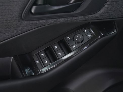 Used 2023 Nissan Rogue S image 19