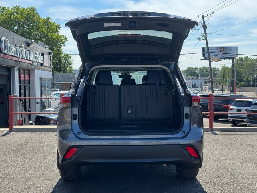 Used 2021 Toyota Highlander XLE AWD/4WD image 14