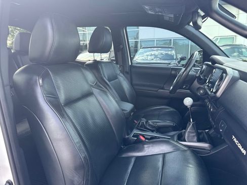 Used 2020 Toyota Tacoma TRD Sport w/ TRD Premium Sport Package AWD/4WD image 16