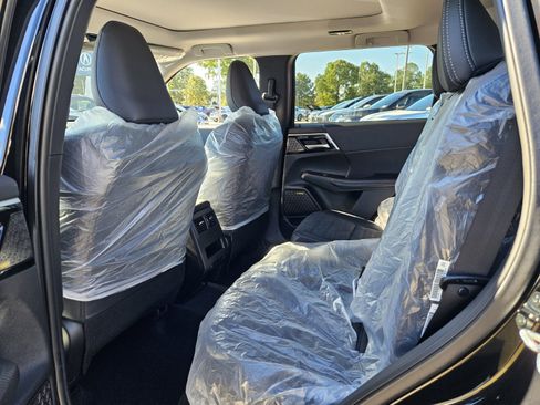 New 2025 Mitsubishi Outlander SE image 10