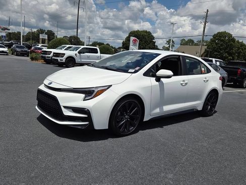 Used 2025 Toyota Corolla SE FWD image 3