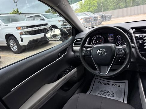 Used 2018 Toyota Camry FWD image 19