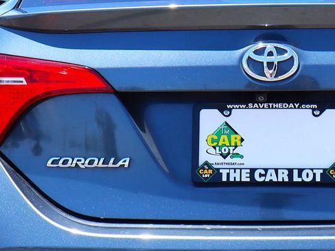 Used 2017 Toyota Corolla SE w/ SE Premium Package FWD image 19