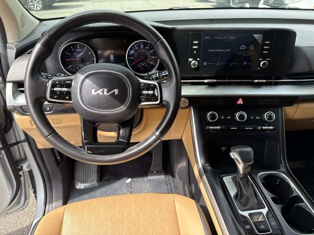 Used 2023 Kia Carnival LX FWD image 17