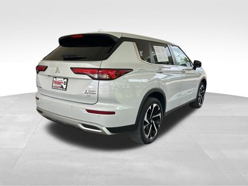 Used 2023 Mitsubishi Outlander SE FWD image 3