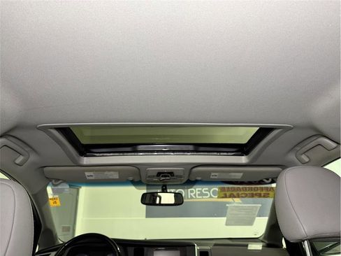 Used 2017 Toyota Sienna Limited Premium image 19