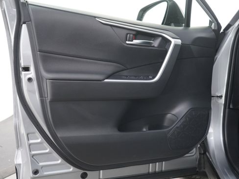 Used 2025 Toyota RAV4 XLE image 19