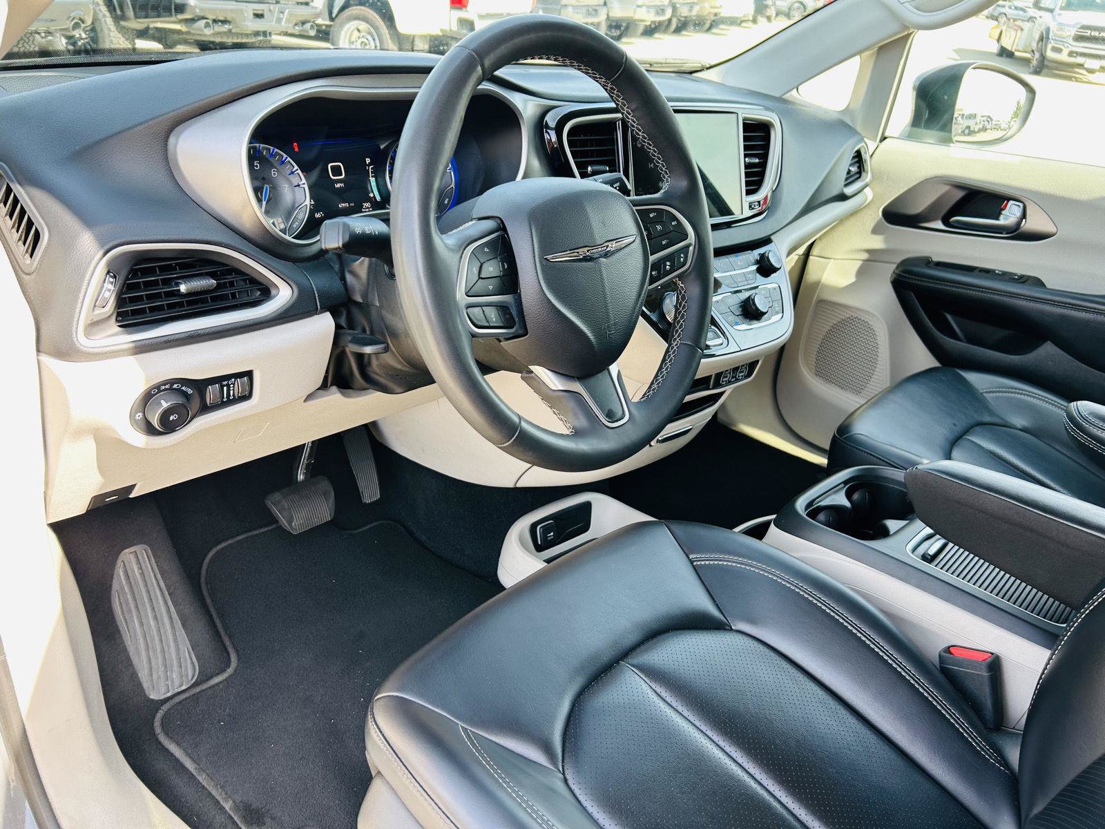 Used 2023 Chrysler Pacifica Touring-L FWD image 13