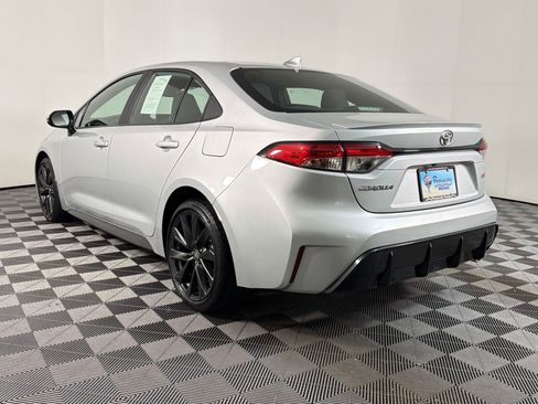 Used 2023 Toyota Corolla SE FWD image 2