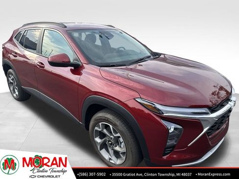 Used 2024 Chevrolet Trax LT w/ LT Convenience Package FWD image 2