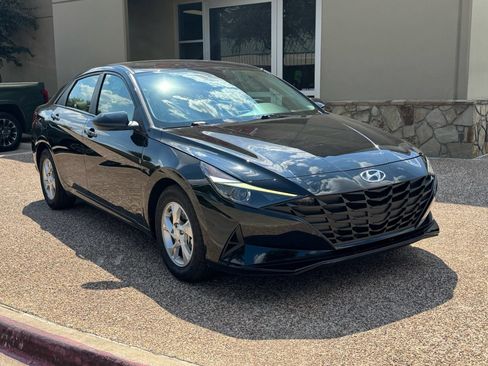 Used 2023 Hyundai Elantra SE FWD image 5