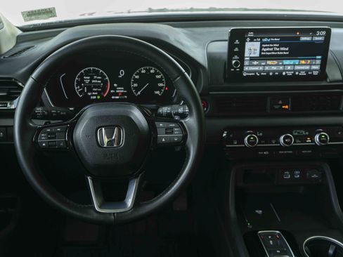 Certified 2025 Honda Pilot Touring image 20