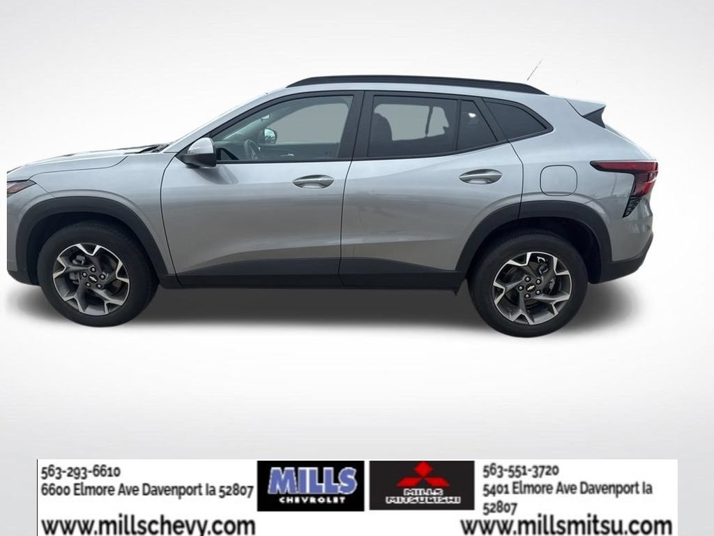 Used 2025 Chevrolet Trax LT w/ LT Convenience Package FWD image 2