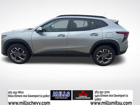 Used 2025 Chevrolet Trax LT w/ LT Convenience Package FWD image 2