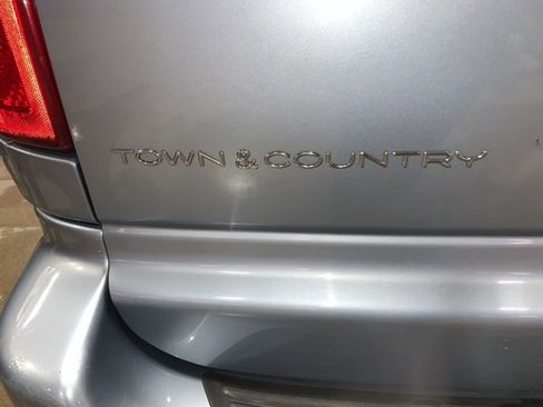 Used 2005 Chrysler Town & Country Touring image 26