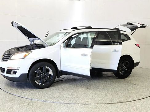 Used 2017 Chevrolet Traverse LT w/ Style and Technology Package FWD image 10