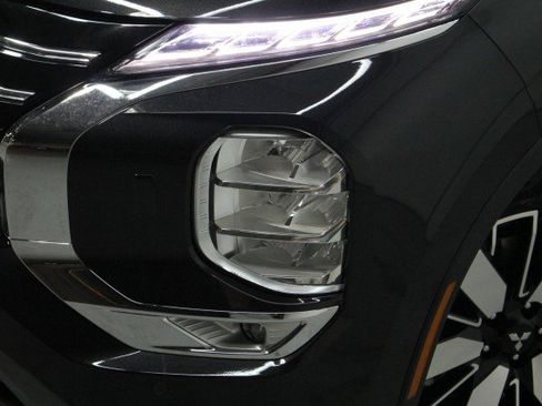 New 2026 Mitsubishi Outlander SE image 2