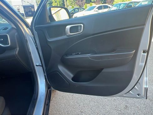 Used 2022 Hyundai Venue SE image 31