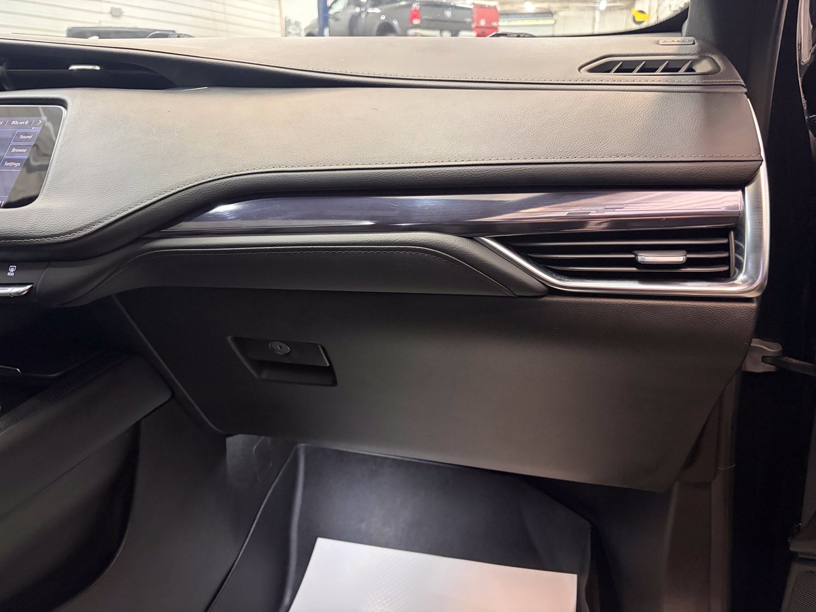 Used 2022 Cadillac XT4 Luxury w/ Cold Weather Package AWD/4WD image 29