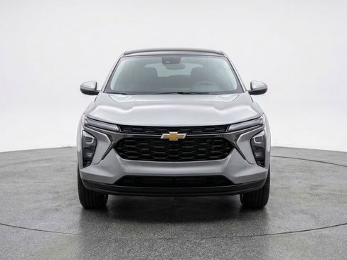 Used 2025 Chevrolet Trax LT w/ LT Convenience Package image 2