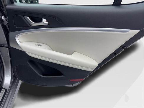 Used 2025 Genesis G70 2.5T image 42