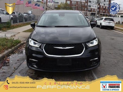 Used 2024 Chrysler Pacifica Touring-L FWD image 1