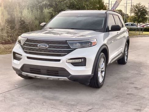 Used 2022 Ford Explorer XLT w/ Equipment Group 202A RWD image 2