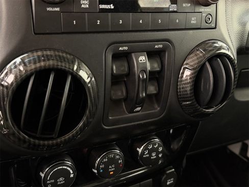 Used 2015 Jeep Wrangler Unlimited Sahara w/ Connectivity Group image 18