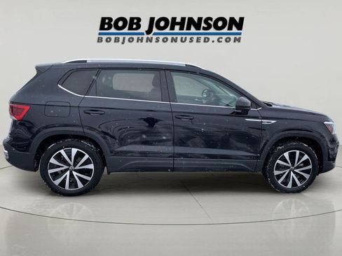 Used 2022 Volkswagen Taos SE w/ Panoramic Sunroof Package image 8