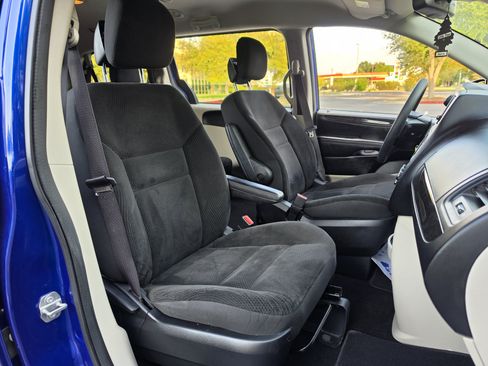Used 2019 Dodge Grand Caravan SE FWD image 14