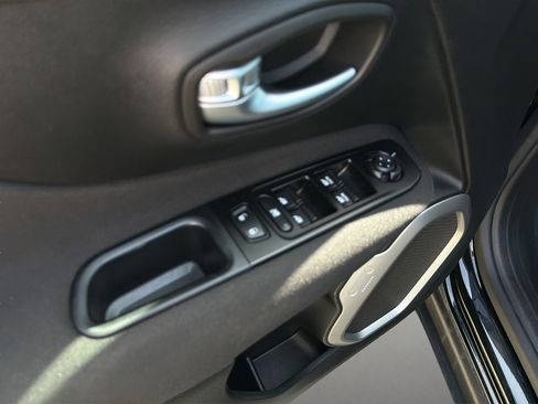 Used 2021 Jeep Renegade Latitude AWD/4WD image 10