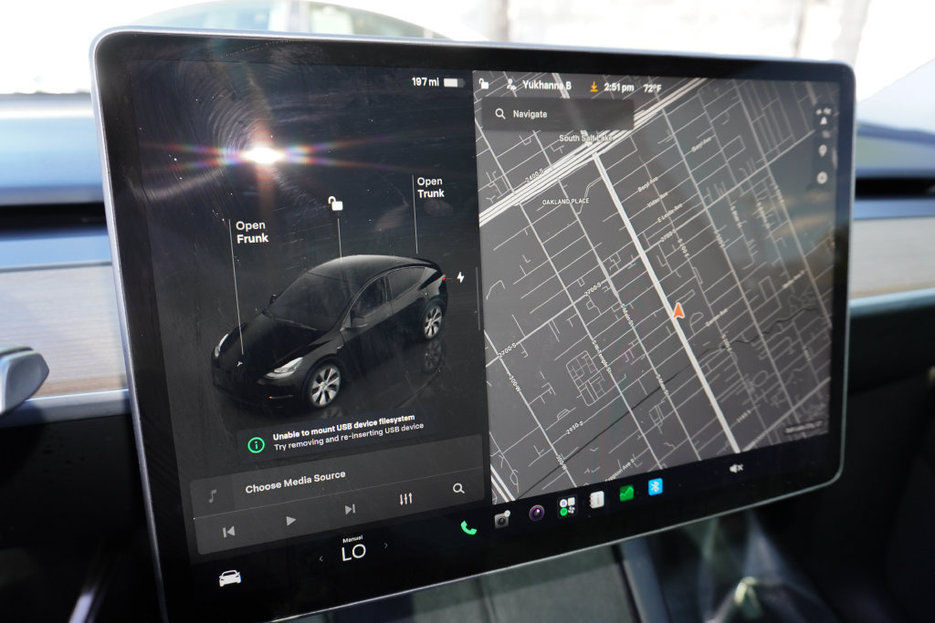 Used 2024 Tesla Model Y Long Range AWD/4WD image 5