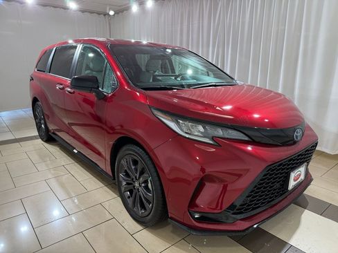 Certified 2025 Toyota Sienna XSE image 7