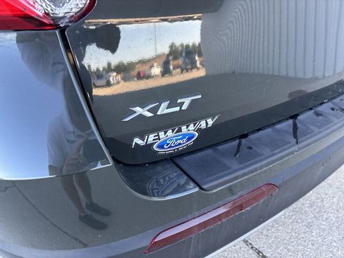 Used 2022 Ford Explorer XLT w/ Equipment Group 202A image 9