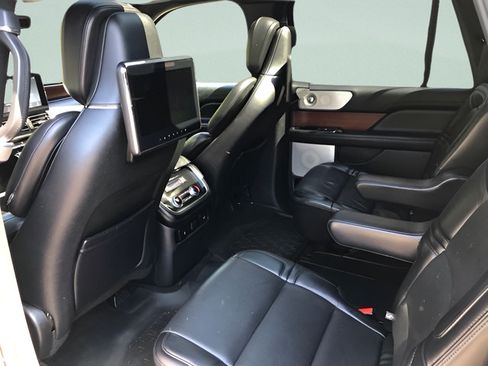 Used 2020 Lincoln Navigator L Reserve w/ Equipment Group 208A Reserve AWD/4WD image 12