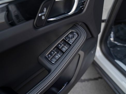Certified 2025 Porsche Macan S AWD/4WD image 18