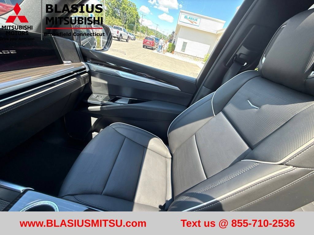 Used 2026 Cadillac Escalade Luxury AWD/4WD image 37