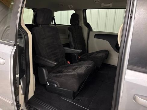 Used 2014 Dodge Grand Caravan SXT w/ Rear Park Assist Package FWD image 17