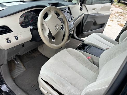 Used 2012 Toyota Sienna LE w/ Towing Pkg AWD/4WD image 12