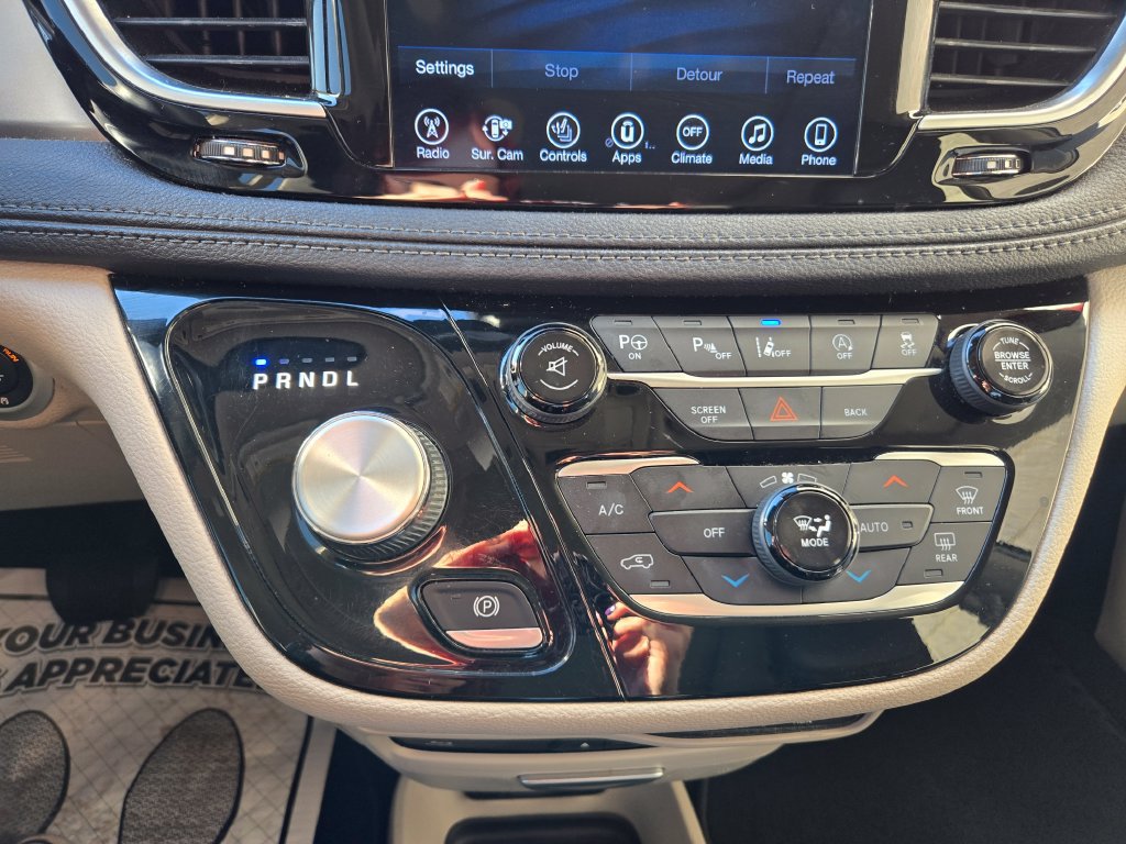 Used 2017 Chrysler Pacifica Limited FWD image 28